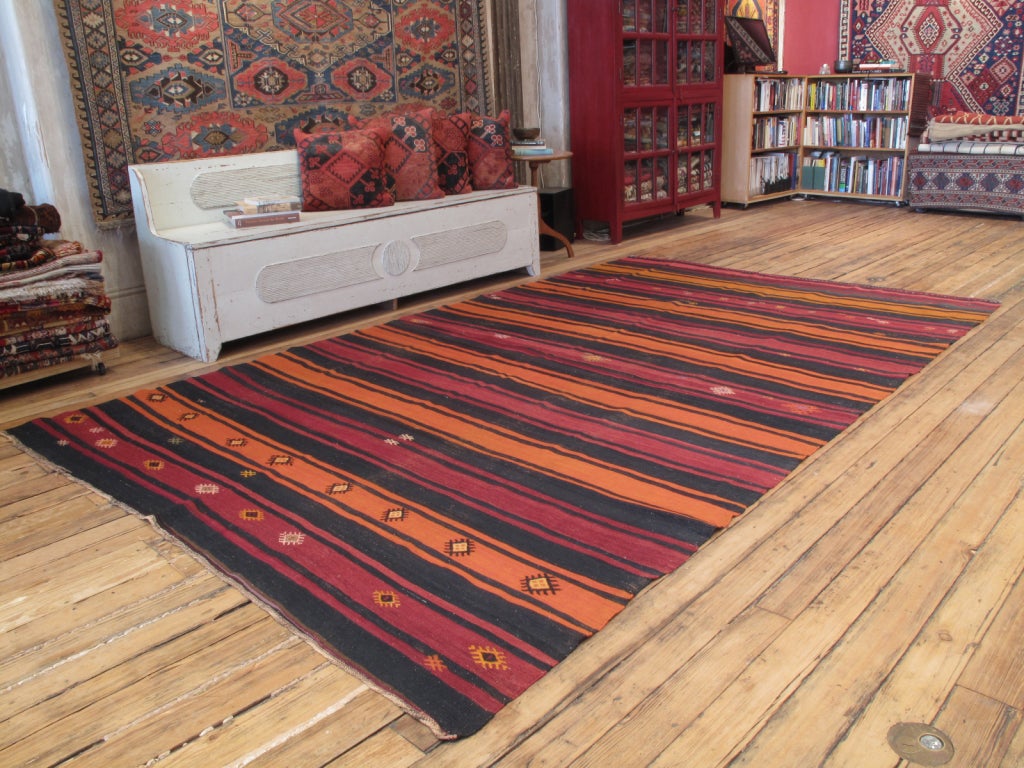 Gebänderter Kelim-Teppich. Großer gebänderter Kelimteppich aus der Osttürkei mit verstreuten broschierten Motiven.