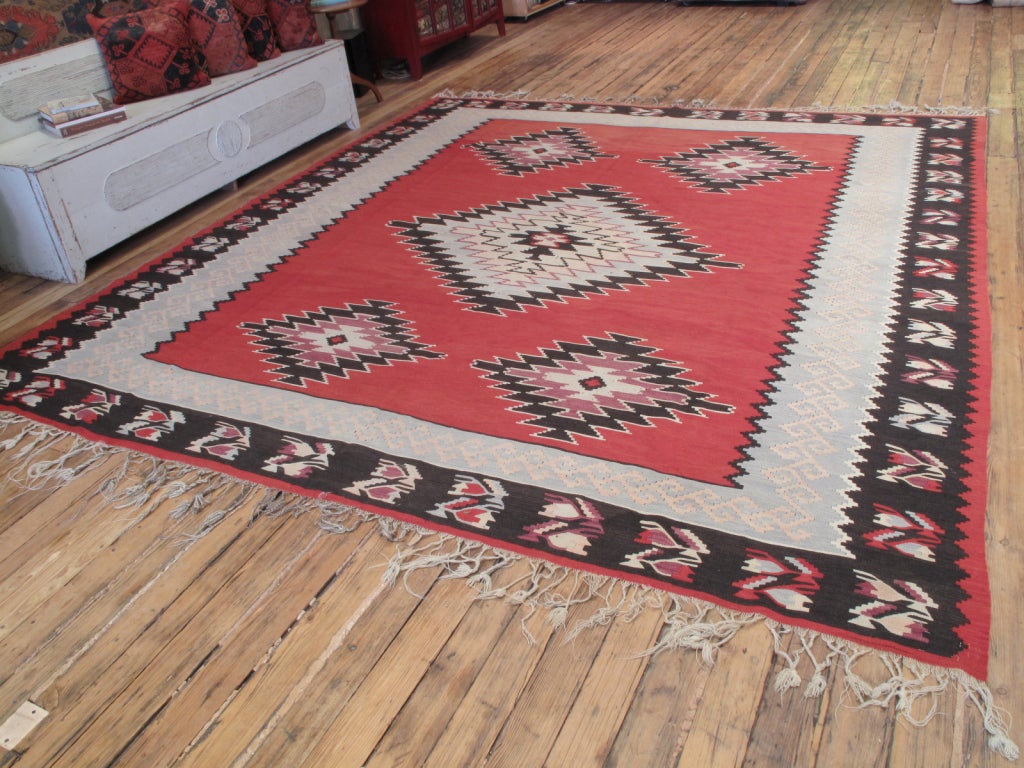 Balkan-Kilim-Teppich. Ein sehr schöner alter Kelimteppich aus dem Balkan in quadratischem Format. Ungewöhnlich ist die blau-graue Innenbordüre des Teppichs.