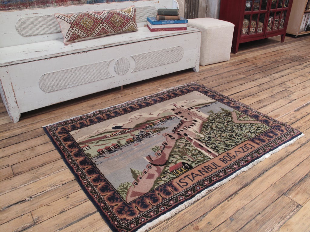 Postkarten-Teppich aus Istanbul. Vielleicht ein charmantes Andenken an einen unvergesslichen Türkei-Urlaub! Teppich mit der Darstellung der Burg Rumelihisar am Bosporus aus dem 15. Die Aufschrift auf dem Teppich lautet 