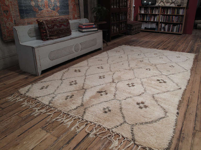 A very nice example of Moroccan Berber weaving from the Middle Atlas Mountains, by the Beni Ouarain tribes. Spacious and free-form interpretation of the well-known diamond grid pattern, good proportions, excellent wool quality and patina - all