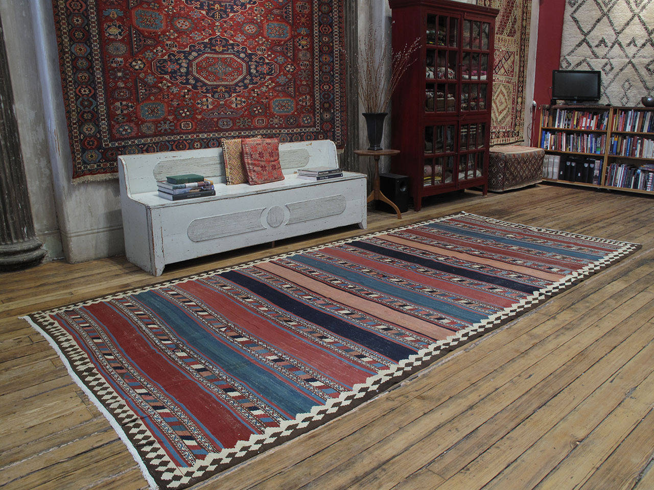 Antiker Schahsavan-Kilim-Teppich. Ein wunderschönes antikes Stammesflachgewebe aus Aserbaidschan, das den Schahsavan-Nomaden zugeschrieben wird. Muster mit abwechselnden Bändern sind bei vielen Webergruppen üblich, aber dieses Beispiel hebt sich