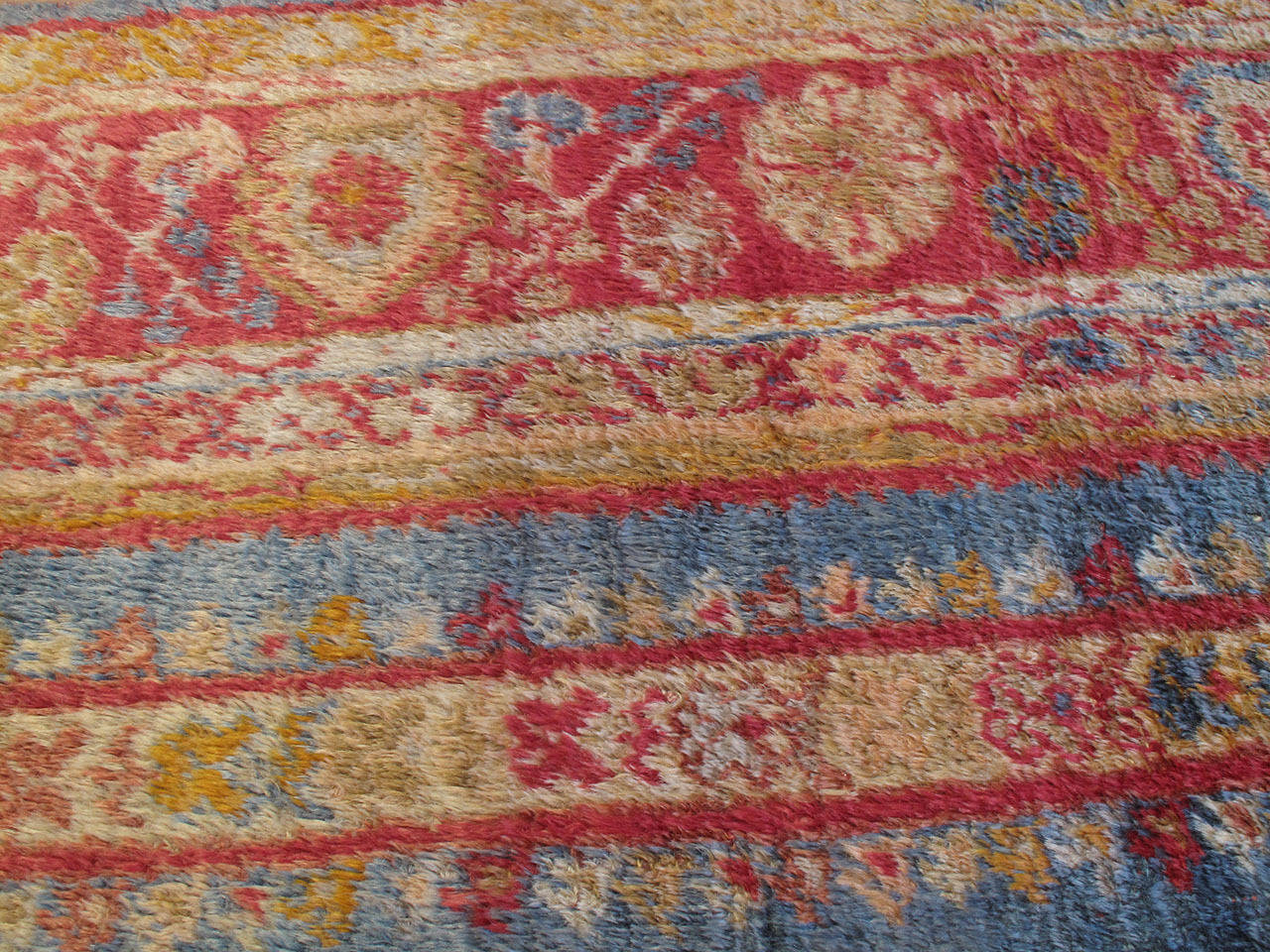 Antique Angora Oushak Rug In Good Condition In New York, NY