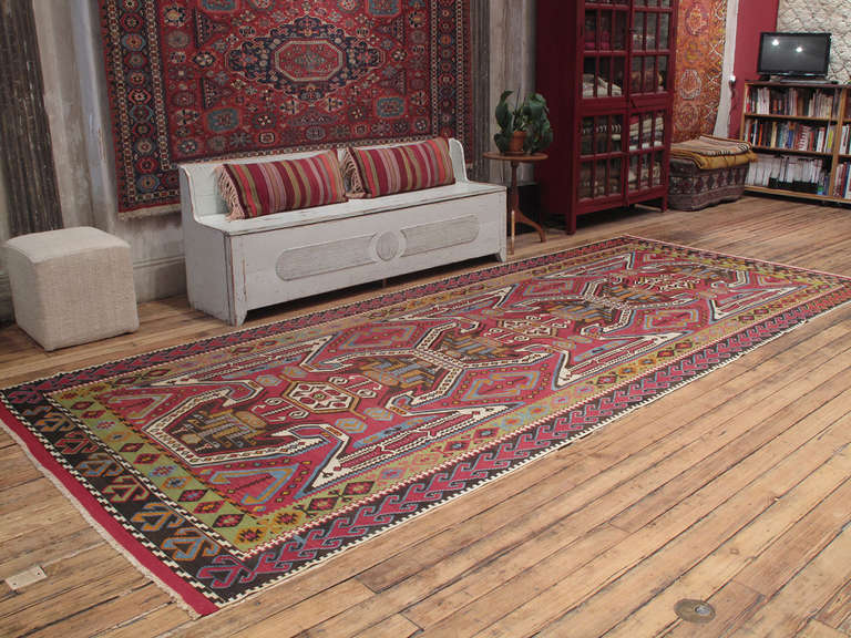 Ungewöhnlicher anatolischer Kelim-Teppich. Ein großer Kelim-Teppich aus der Zentraltürkei mit einem für diese Region sehr ungewöhnlichen Muster, das häufig auf kasachischen Teppichen und einigen Flachgeweben aus dem Kaukasus zu finden ist. Teppich