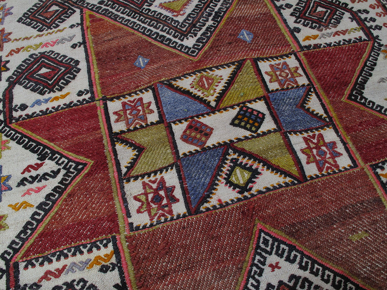 Small Kilim with Large Star In Good Condition In New York, NY