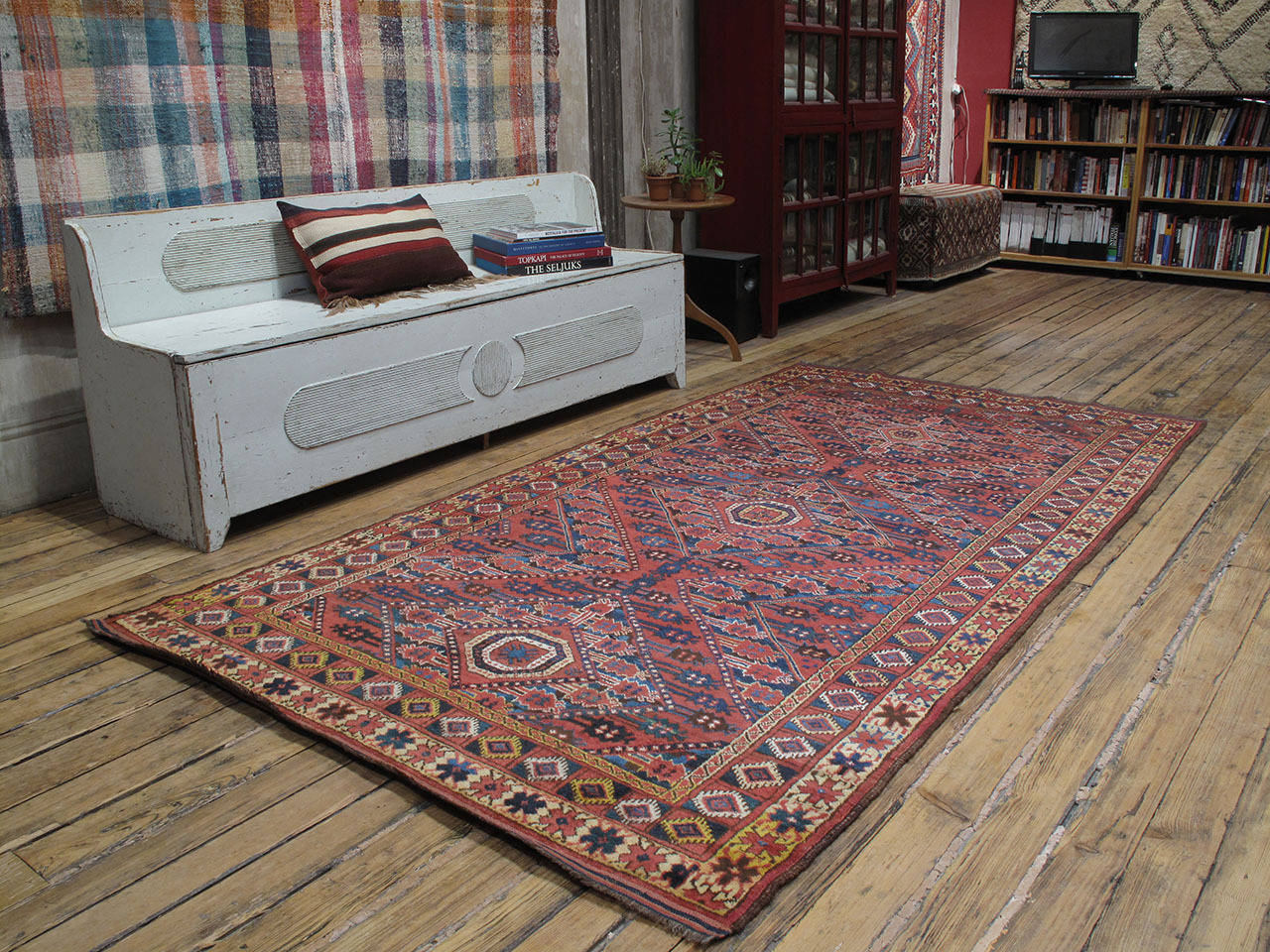 Antiker Beshir-Turkmen-Teppich. Ein sehr begehrter antiker Teppich, der den turkmenischen Stämmen der Ersari in Zentralasien zugeschrieben wird, in einem verschnörkelten Stil, der oft als 