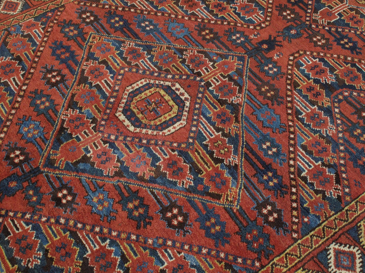Antiker türkischer Beshir-Teppich (Stammeskunst) im Angebot
