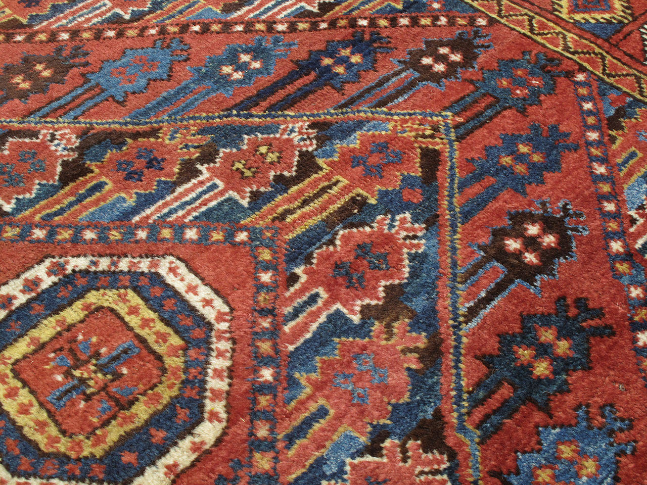 Antiker türkischer Beshir-Teppich (Handgeknüpft) im Angebot