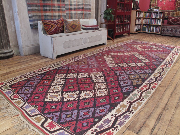Alfombra Adana Kilim. Gran alfombra tribal Kilim del sur de Turquía, tejida en dos mitades simétricas, como es típico del trabajo nómada, con un diseño clásico. Alfombra más grande de lo habitual.