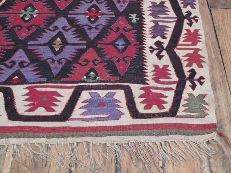 Alfombra Kilim Adana mediados del siglo XX en venta