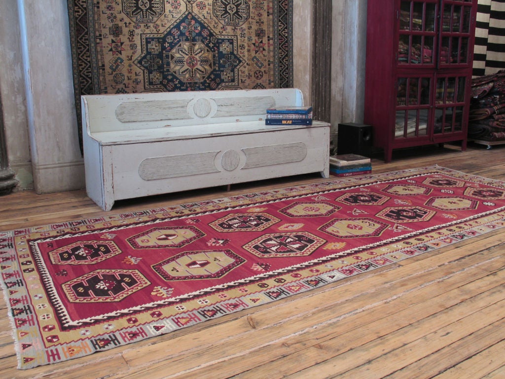 Breiter Sharkisla-Kilim-Teppich. Seltene und nützliche Größe für diese Art von Läuferteppich. Teppich mit ausgezeichneter Qualität und Zustand.