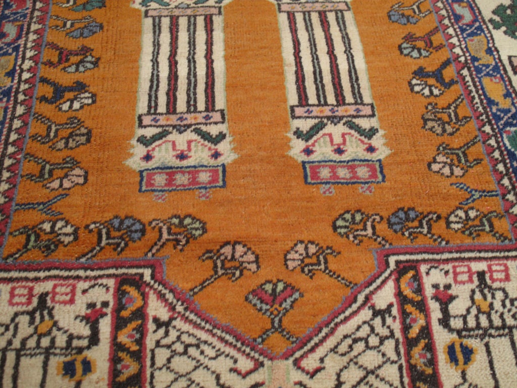 Ghiordes Prayer Rug In Good Condition For Sale In New York, NY