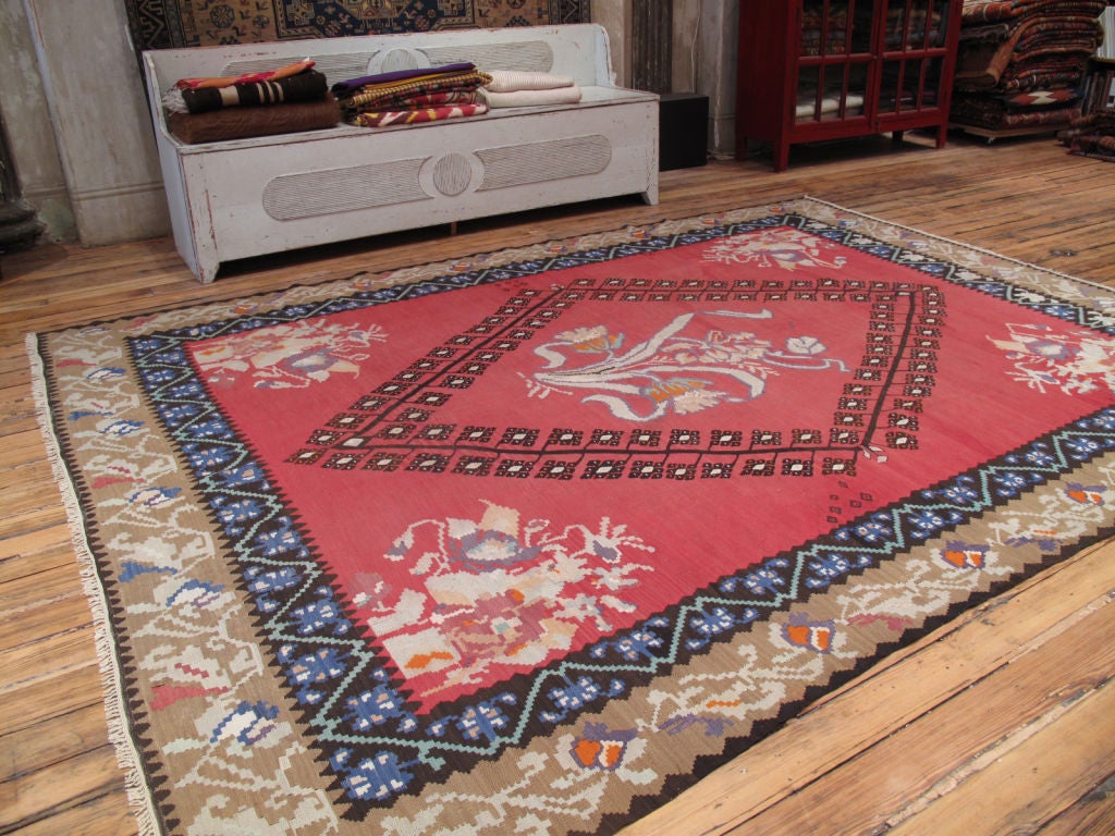 Tapis Kilim des Balkans. Vieux tapis kilim des Balkans, de la taille d'une pièce. Le tapis présente des couleurs douces et des détails inhabituels.