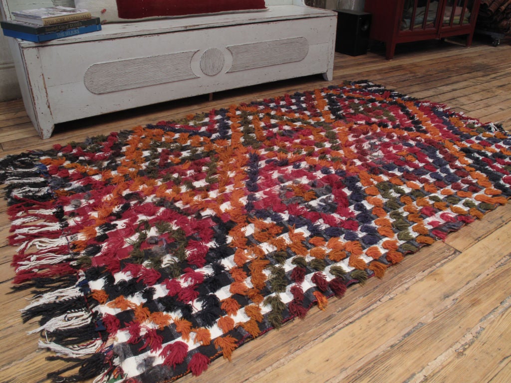 Tappeto curdo Jajim con poms di lana e angora. Una copertina tribale molto divertente realizzata da tessitori curdi. Può essere utilizzato a terra come tappeto, ma anche appeso o come copriletto.
