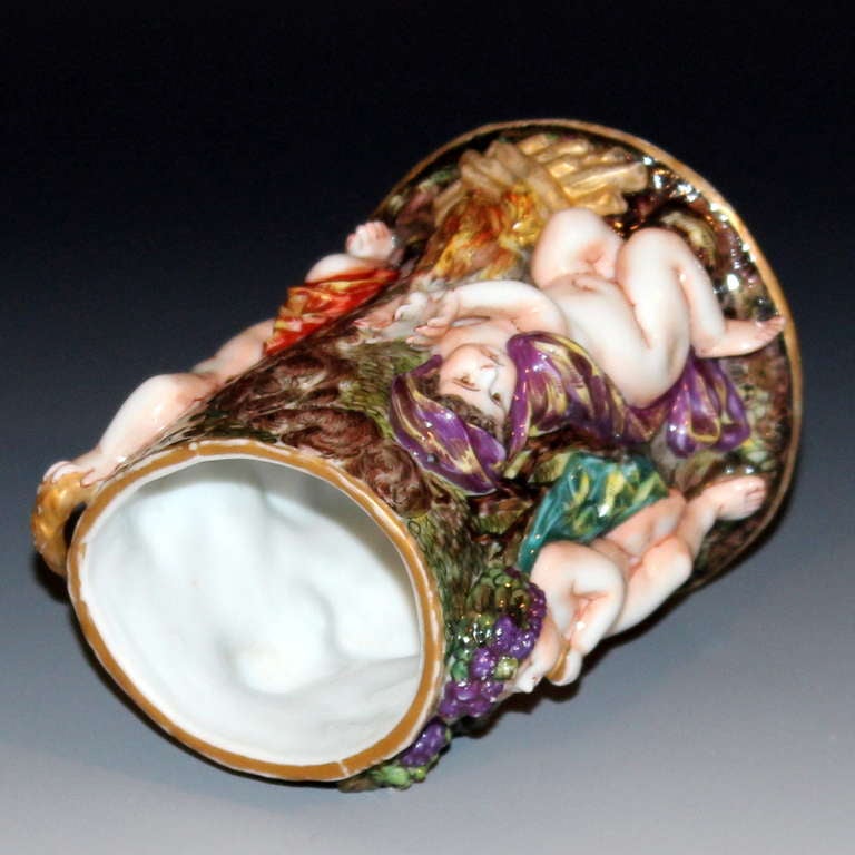 Antique Capodimonte Italian Porcelain Brush Pot In Excellent Condition For Sale In Wilton, CT