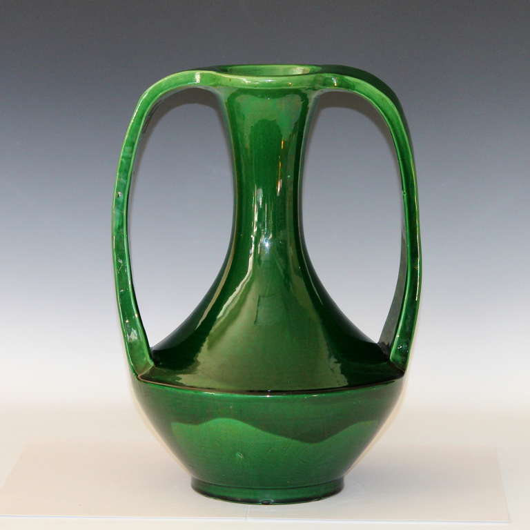 Large Awaji pottery vase in classical form with big, applied strap handles and two tone gloss green glaze, circa 1920. 14