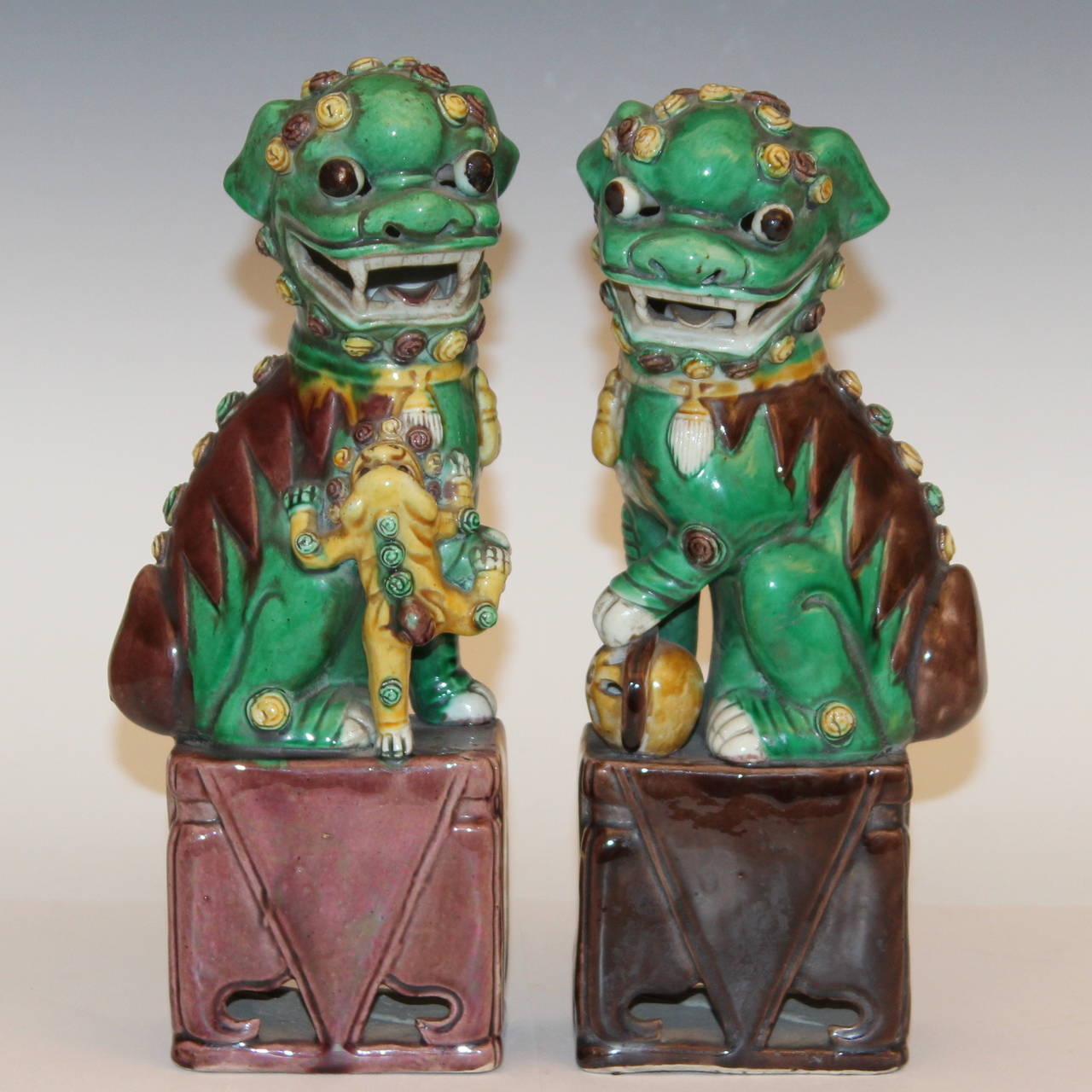 Good true pair antique Chinese porcelain Buddhist lions in sancai glaze, circa 1910. 10
