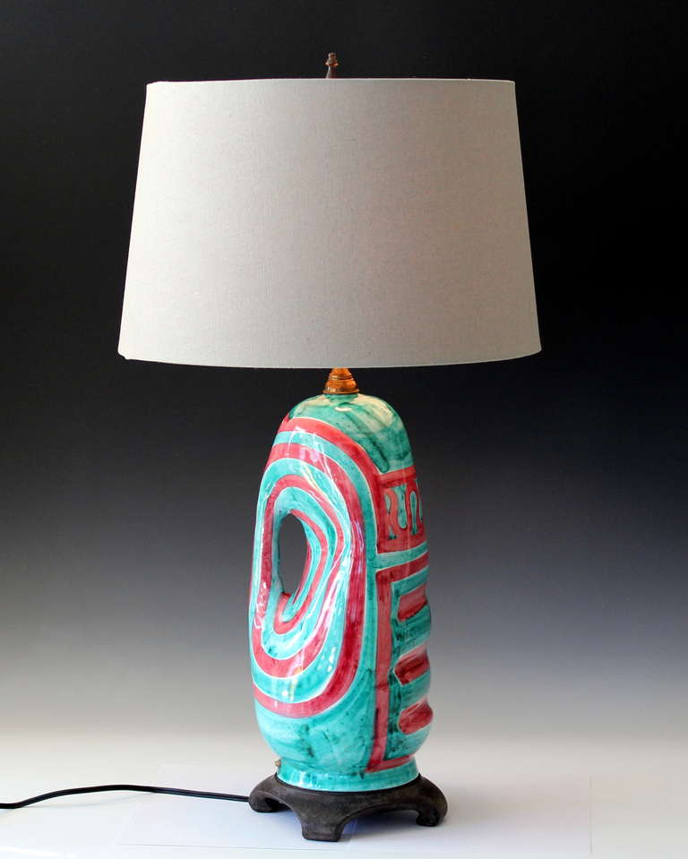 Vintage Italian art pottery lamp, circa 1960s, in modernist jug form with bold abstract design. 28