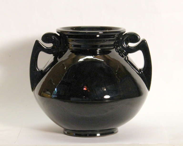 Sleek Roseville art deco vase in rich and smooth mirror black glaze, circa 1930. 8