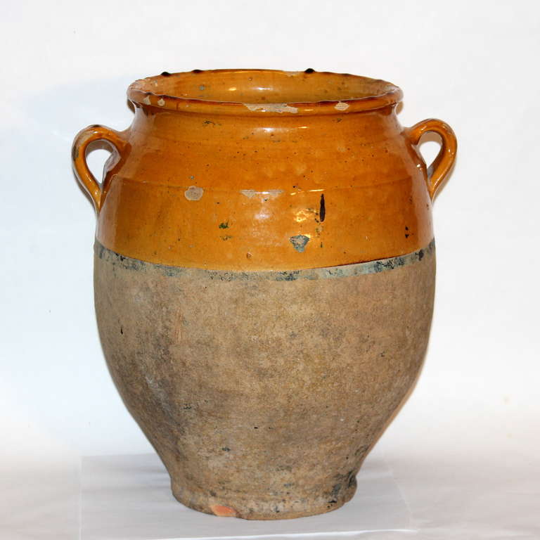 Large antique French confit pot in warm yellow glaze, circa late 19th or early 20th century. 14 1/4