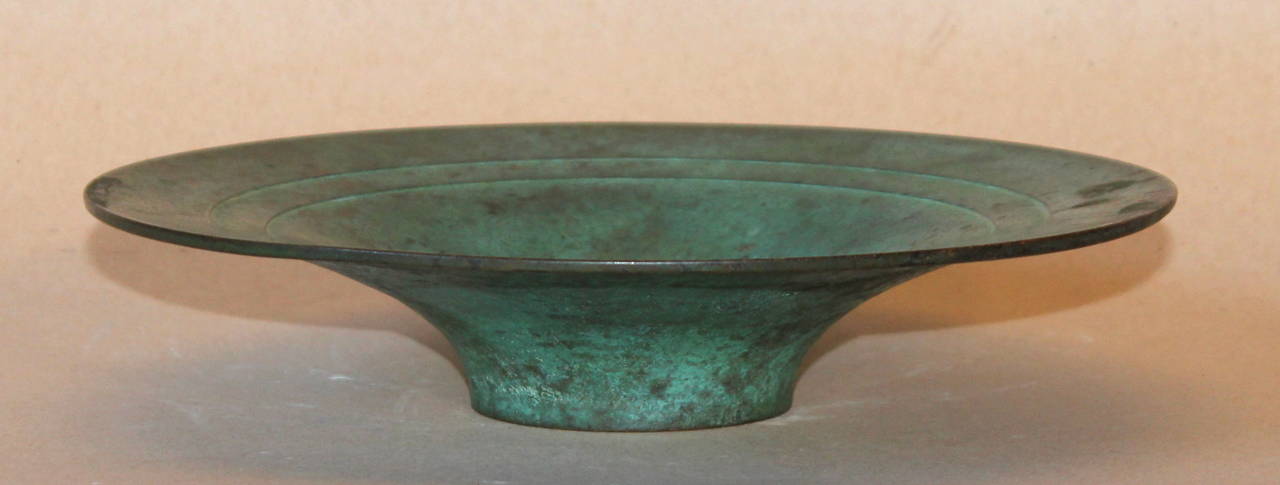 Heavy Japanese bronze bowl with variegated green patination and plain band carved into the rim, circa early/mid-20th century. Incised signature on base. 2