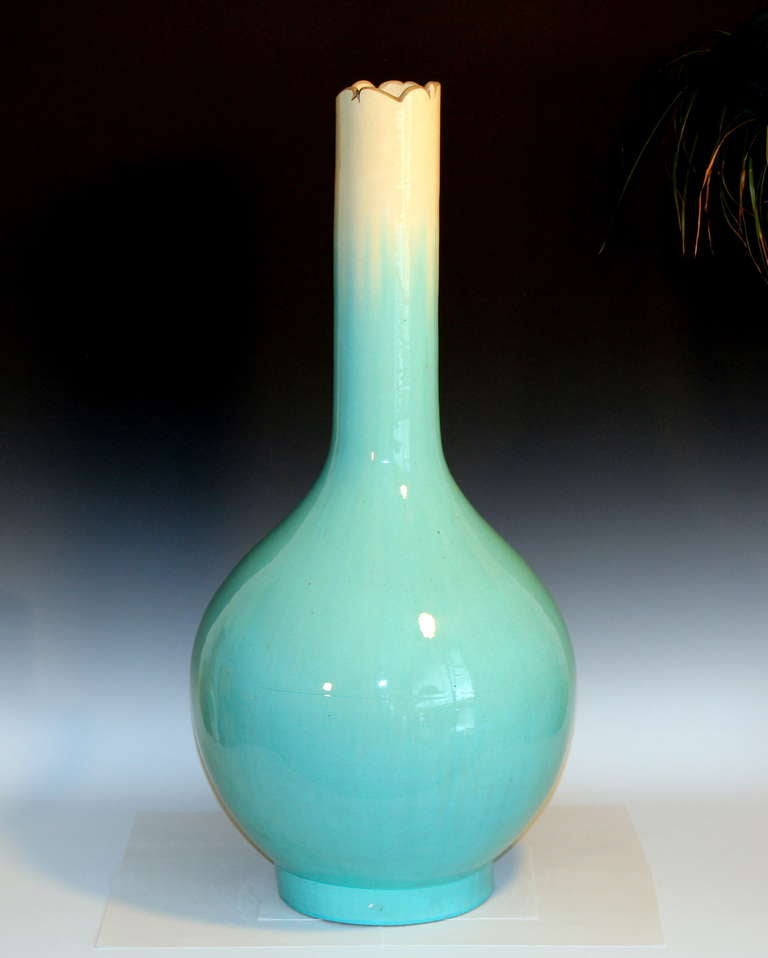 Japonais Grand vase bouteille Kyoto-Awaji en émail craquelé bleu ciel en vente