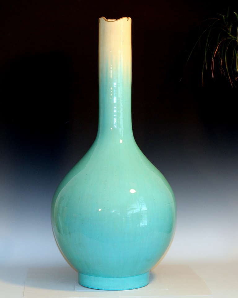 Grand vase bouteille Kyoto-Awaji antique en glaçure craquelée bleu ciel, la couleur s'écoulant du bord de la bouche pâle. 33