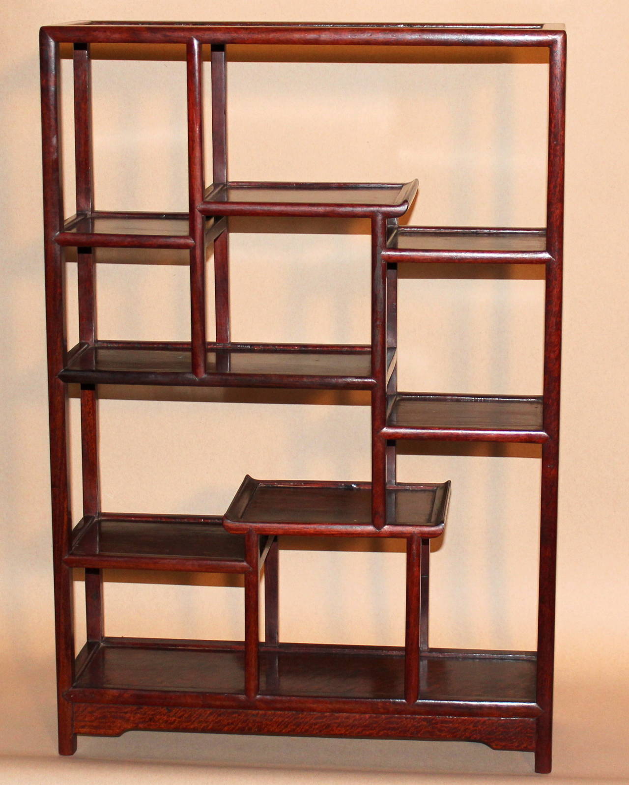 Nice quality vintage Chinese rosewood tabletop display shelf, circa mid/late 20th century. Stands straight and sturdy. 26