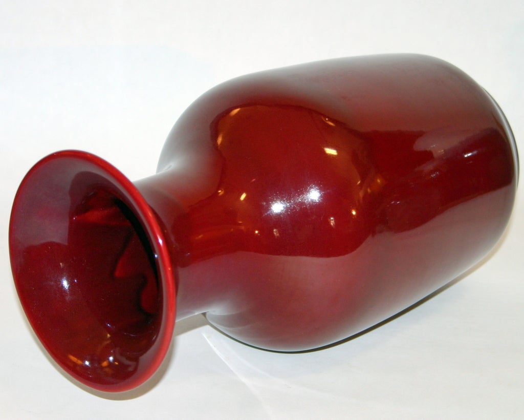 Alvino Bagni For Raymor Oxblood Vase In Excellent Condition For Sale In Wilton, CT
