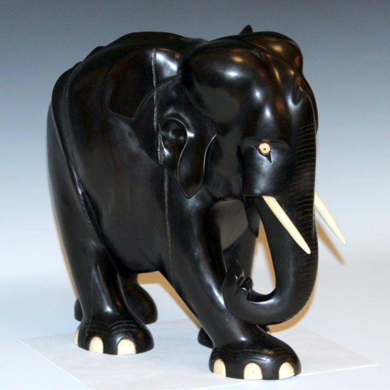 Milieu du XXe siècle Grand Éléphant En Bois D'ébène Sculpté