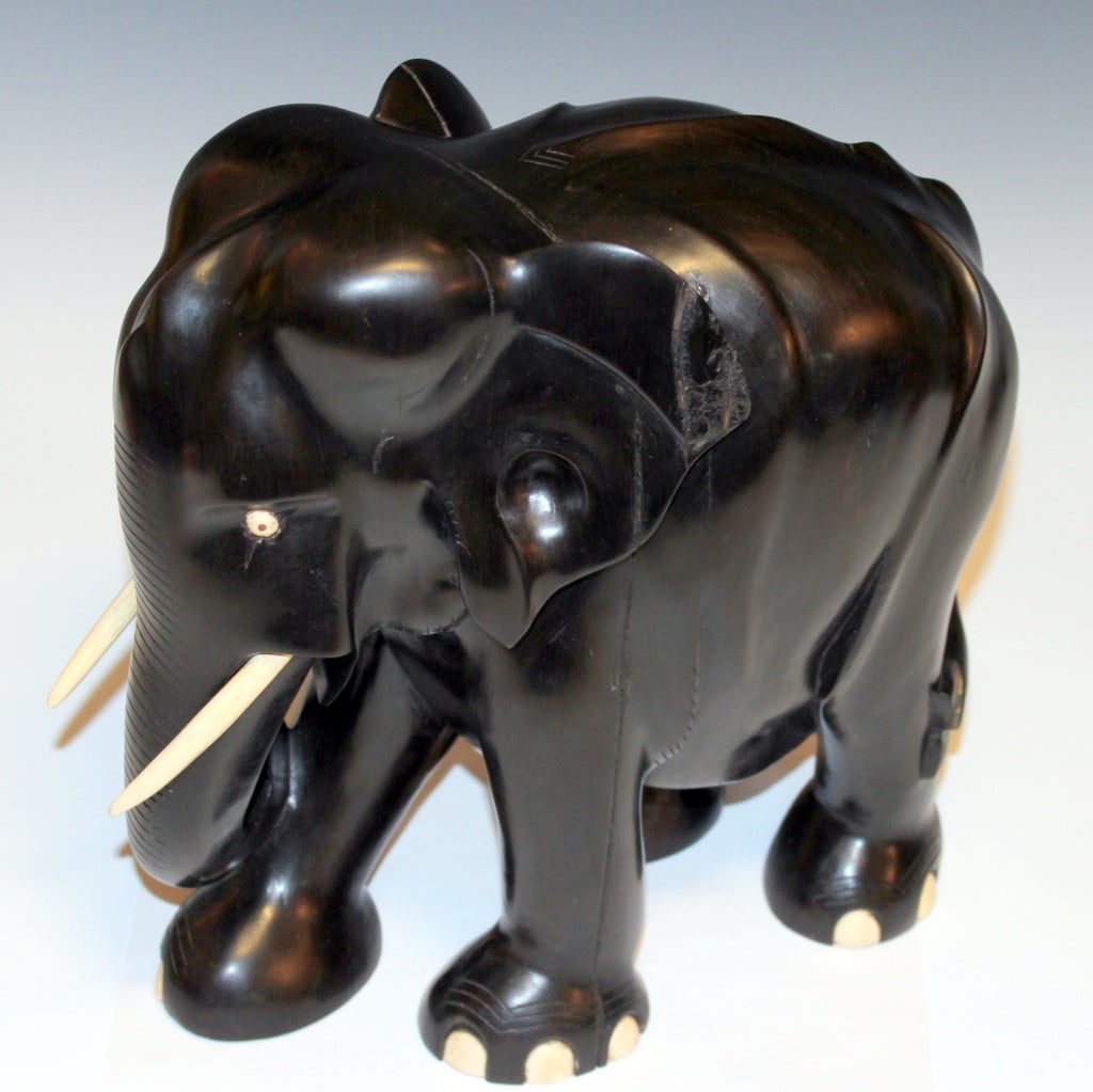 Grand Éléphant En Bois D'ébène Sculpté 1
