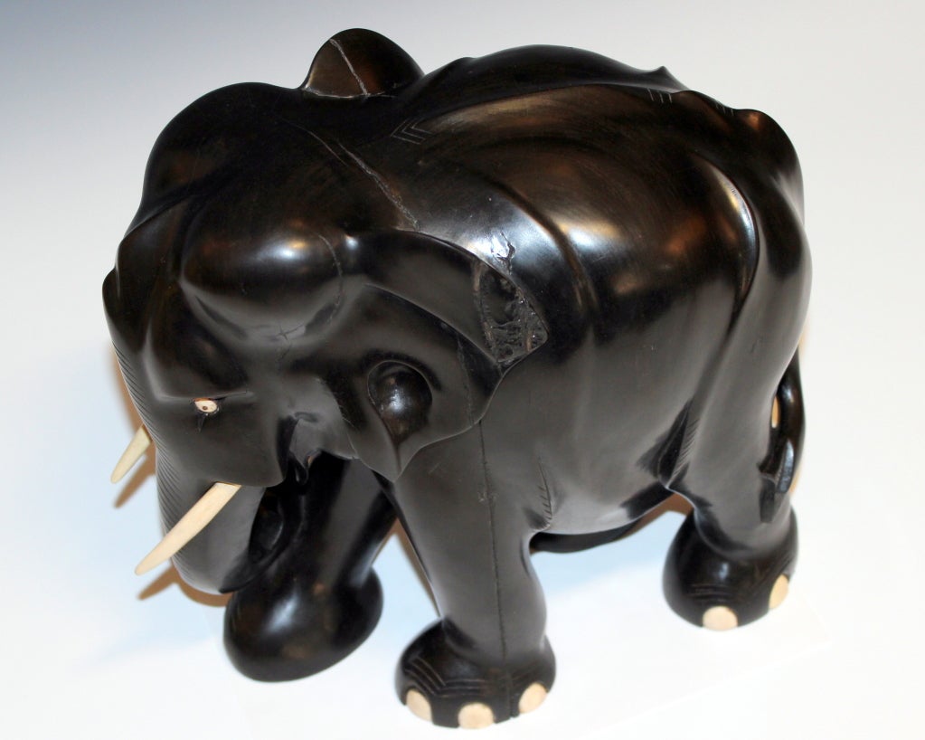 Grand Éléphant En Bois D'ébène Sculpté 3