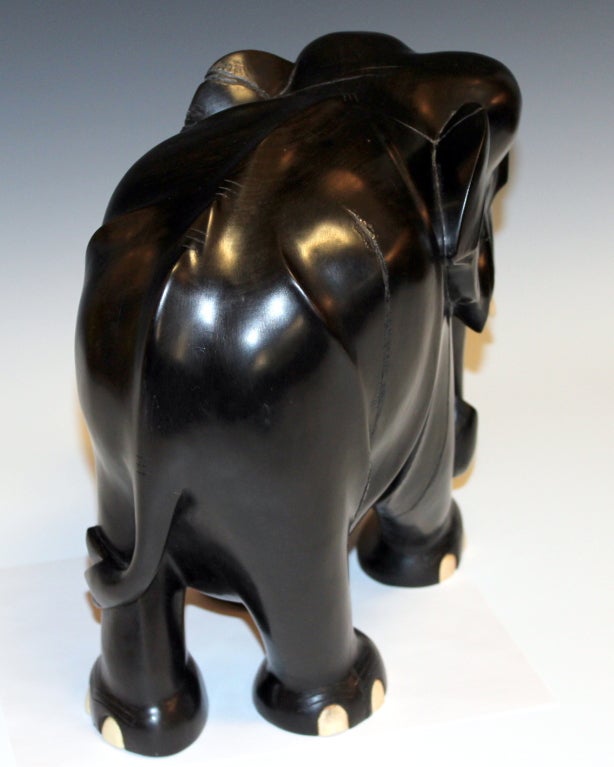 Grand Éléphant En Bois D'ébène Sculpté 4