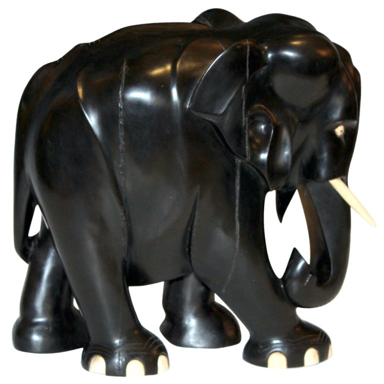 Grand Éléphant En Bois D'ébène Sculpté