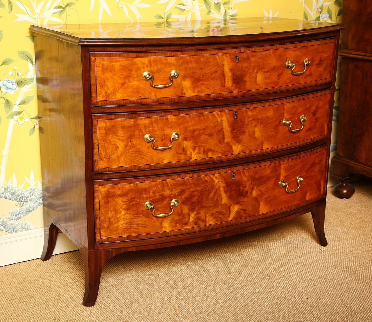 Fine Antique Sheraton Period Bowfront Satinwood Chest of Drawers, the top having a figured central oval mahogany inlay and four quadrants of satinwood with rosewood crossbanding, above three graduated drawers with cockbeading, line inlay and