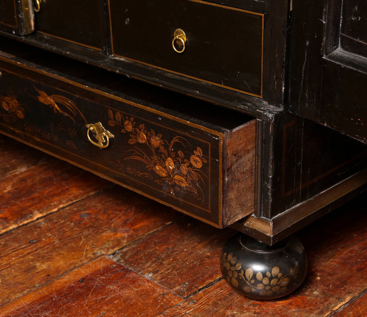 Queen Anne Period Antique Japanned Wardrobe Cabinet. English, circa 1700 For Sale 2