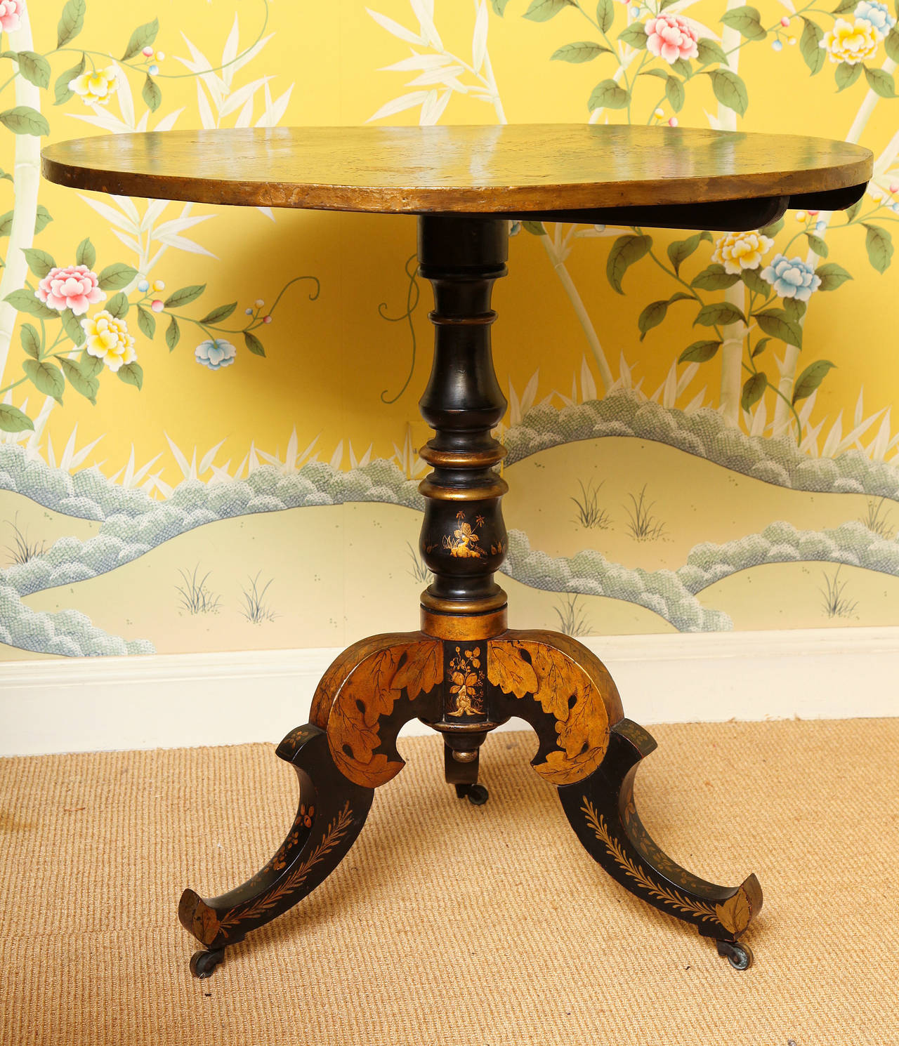 Hand-Carved Japanned Chinoiserie Gilt Decorated Circular Tilt-Top Table, French, circa 1810 For Sale