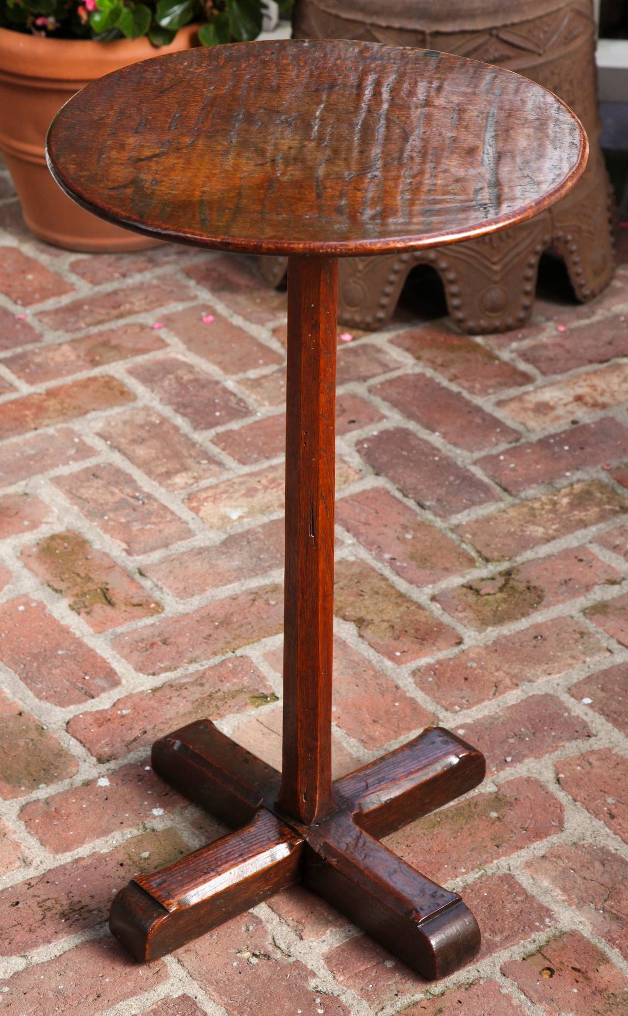 Diminutive Wonderfully Patinated Oak Circular Candle Stand, English, circa 1750 In Excellent Condition For Sale In New York, NY