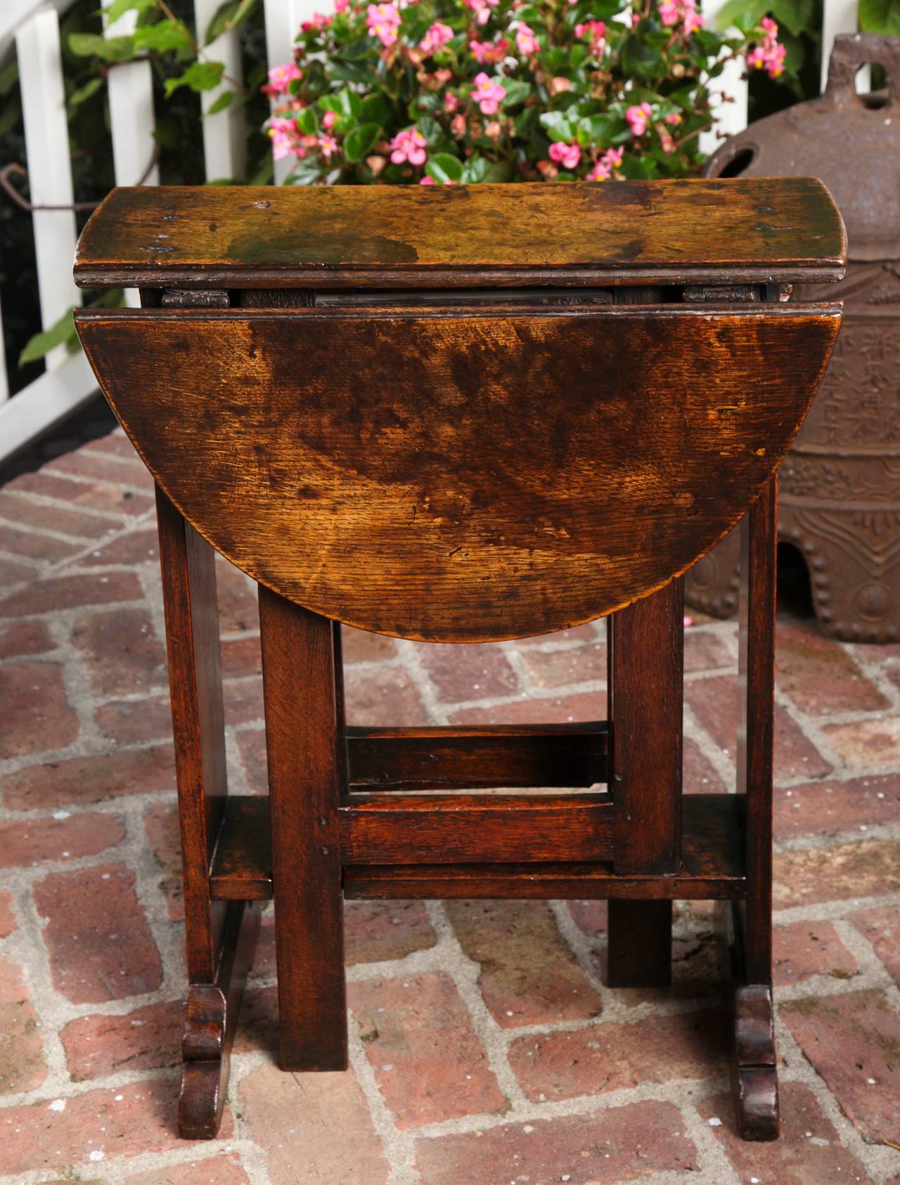 Diminutive Charles II Solid Oak Gate-Leg Table, English, circa 1660 In Good Condition For Sale In New York, NY