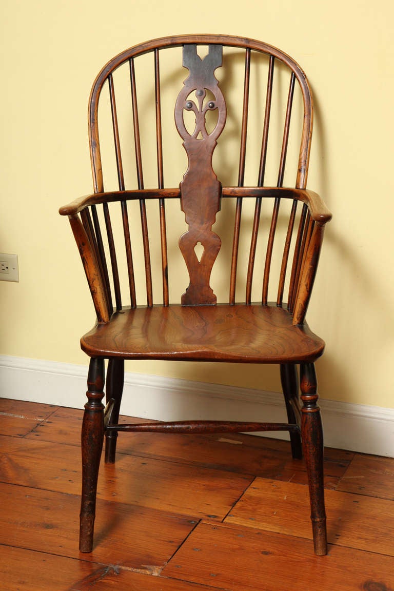 Fine pair of George III elm and yew wood Windsor armchairs, having a hoop back above a central shaped and pierced back splat featuring Prince of Wales feathers with applied ebony roundels, on a moulded seat, above four turned legs joined by an