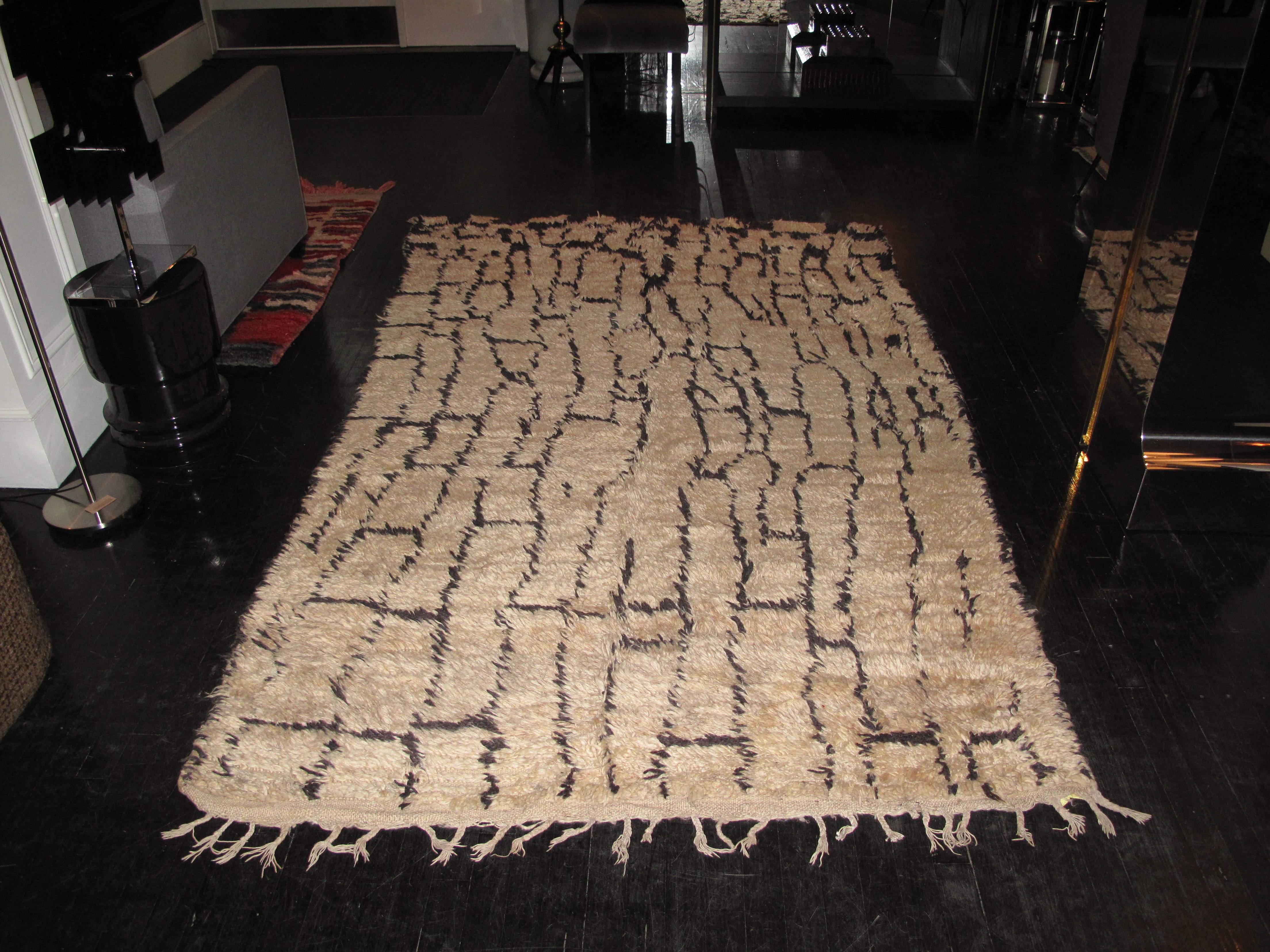 1960s Moroccan Berber Rug with Biomorphic Link Motif For Sale