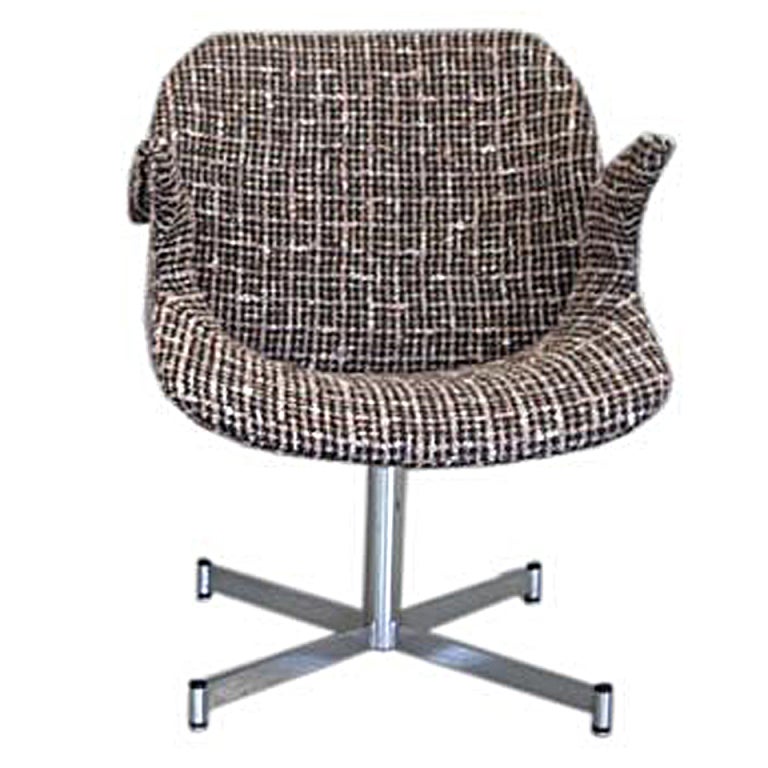 1960s Italian Curved Armchair in Brown and White Bouclé on Chrome Base For Sale