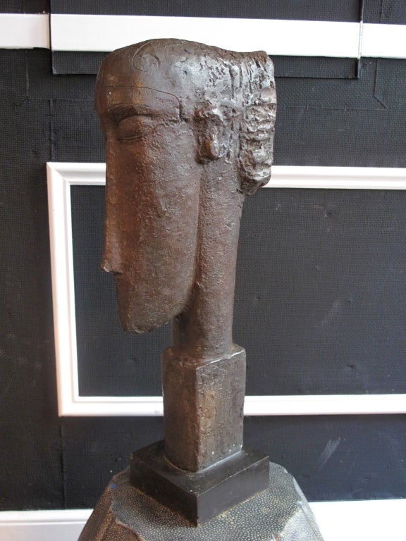 Vieille sculpture française en bronze représentant le profil d'une femme. Signé et numéroté Modigliani 15/30.