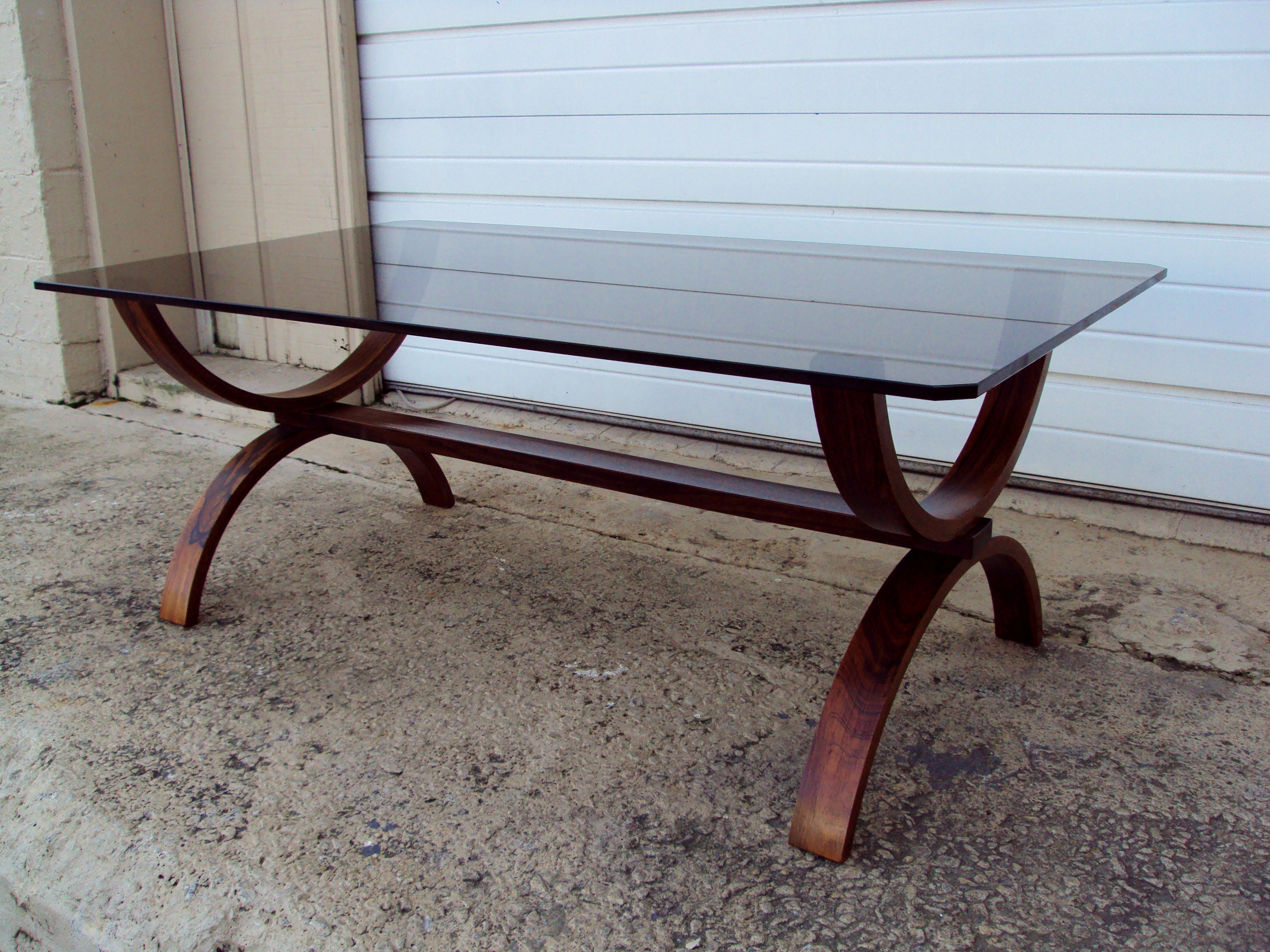 Table basse moderne vintage incurvée en jacaranda et verre en vente