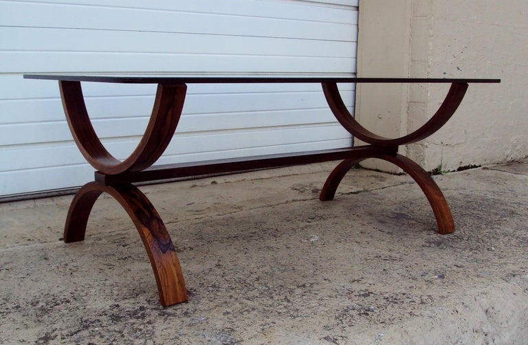 Table basse en porte-à-faux en bois de jacaranda avec plateau en verre fumé original