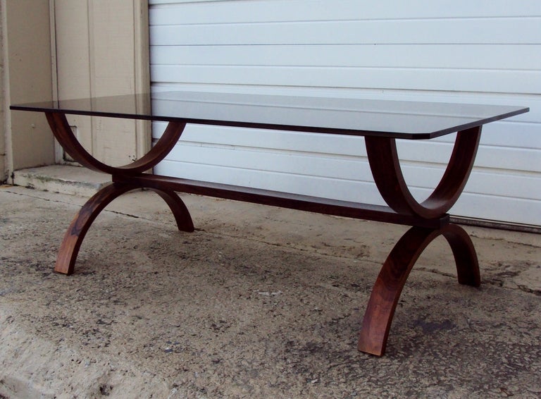 Mid-Century Modern Table basse moderne vintage incurvée en jacaranda et verre en vente