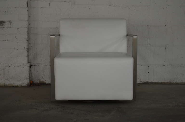 Vintage Modern White Leather Swivel Chair In Excellent Condition In Atlanta, GA