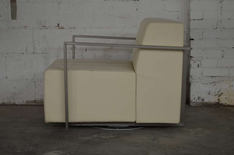 Vintage Modern Ivory Leather Swivel Chair In Excellent Condition In Atlanta, GA