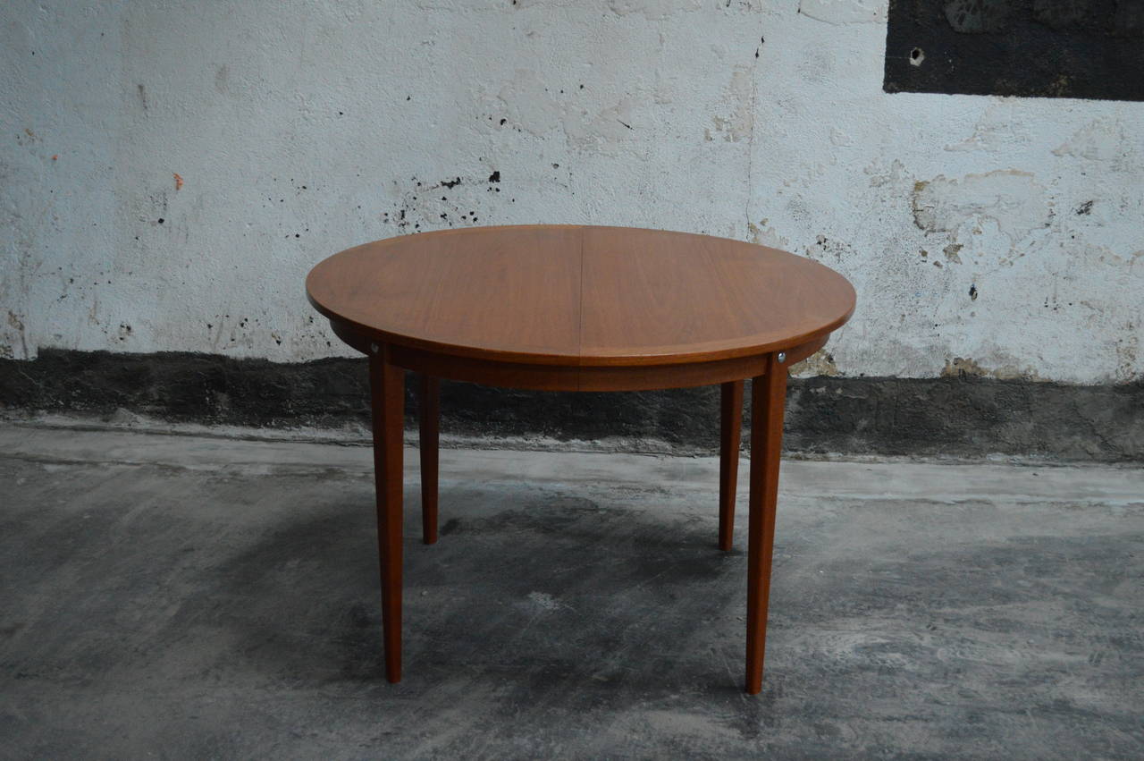 Table de salle à manger ronde en teck suédois moderne du milieu du siècle dernier Bon état - En vente à Atlanta, GA