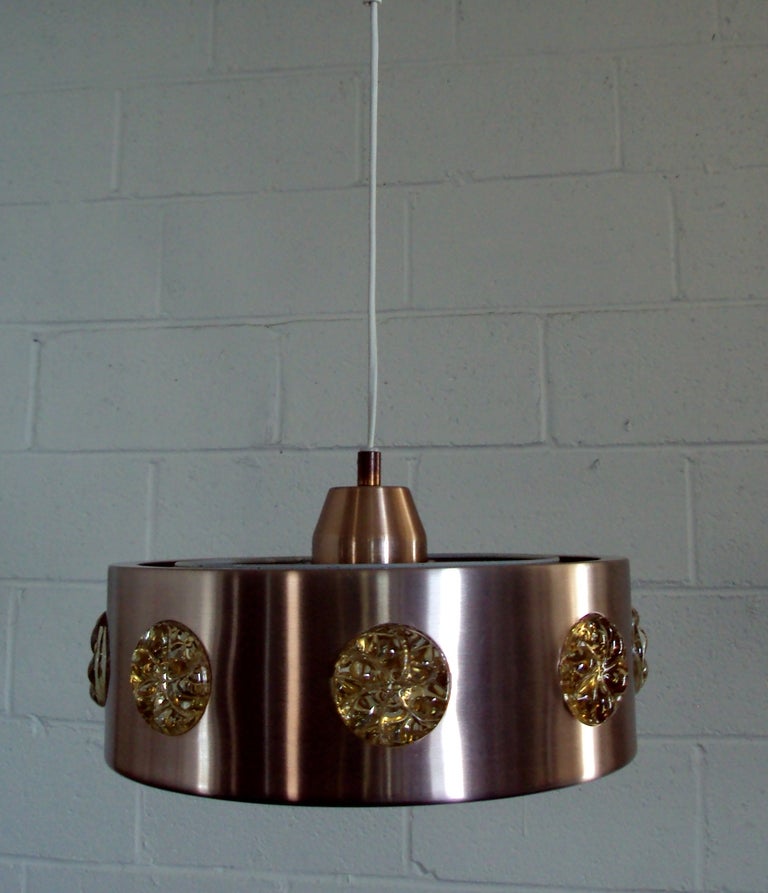 Anhänger aus kupferfarbenem, gebürstetem, gedrehtem Aluminium mit goldenen, champagnerfarbenen Glasmedaillons. Neu verkabelt nach US-Standard.