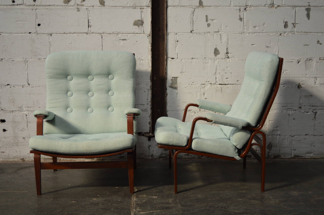 Paire de fauteuils ou de chaises longues vintage à haut dossier en ingrides, créés par le regretté Bruno Mathsson (1907-1988) pour le vénérable magasin de meubles suédois DUX. Restauré et nouvellement rembourré dans une chenille bleue mélangée